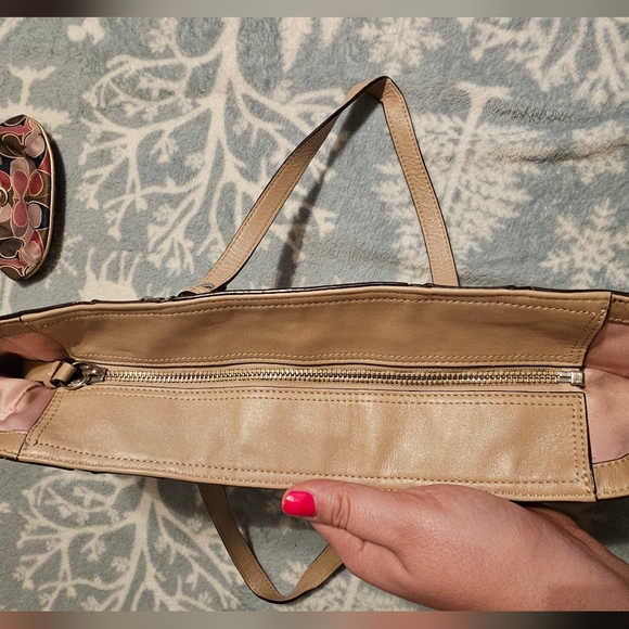 *SOLD*Coach tote and kisslock coin purse. Please see all photos - Picture 15 of 16